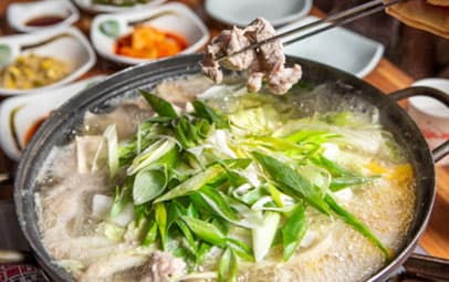 돼지갈비와 대파를 넣고 끓이는 강화도 젓국갈비 전골