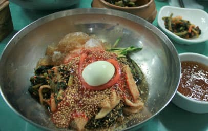 커다란 대접에 담긴 화평동 세숫대야 냉면과 곁들이 반찬