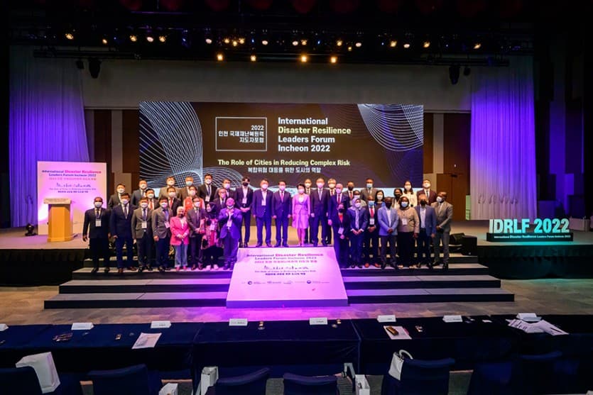 2022년 제1회 포럼 — 무대에 모인 각국 대표 단체 기념 촬영