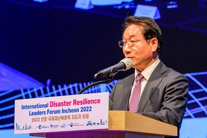 개회식에서 연단에 서서 발언하는 연사, 뒤편에 '2022 인천 국제재난복원력 지도자 포럼' 배너